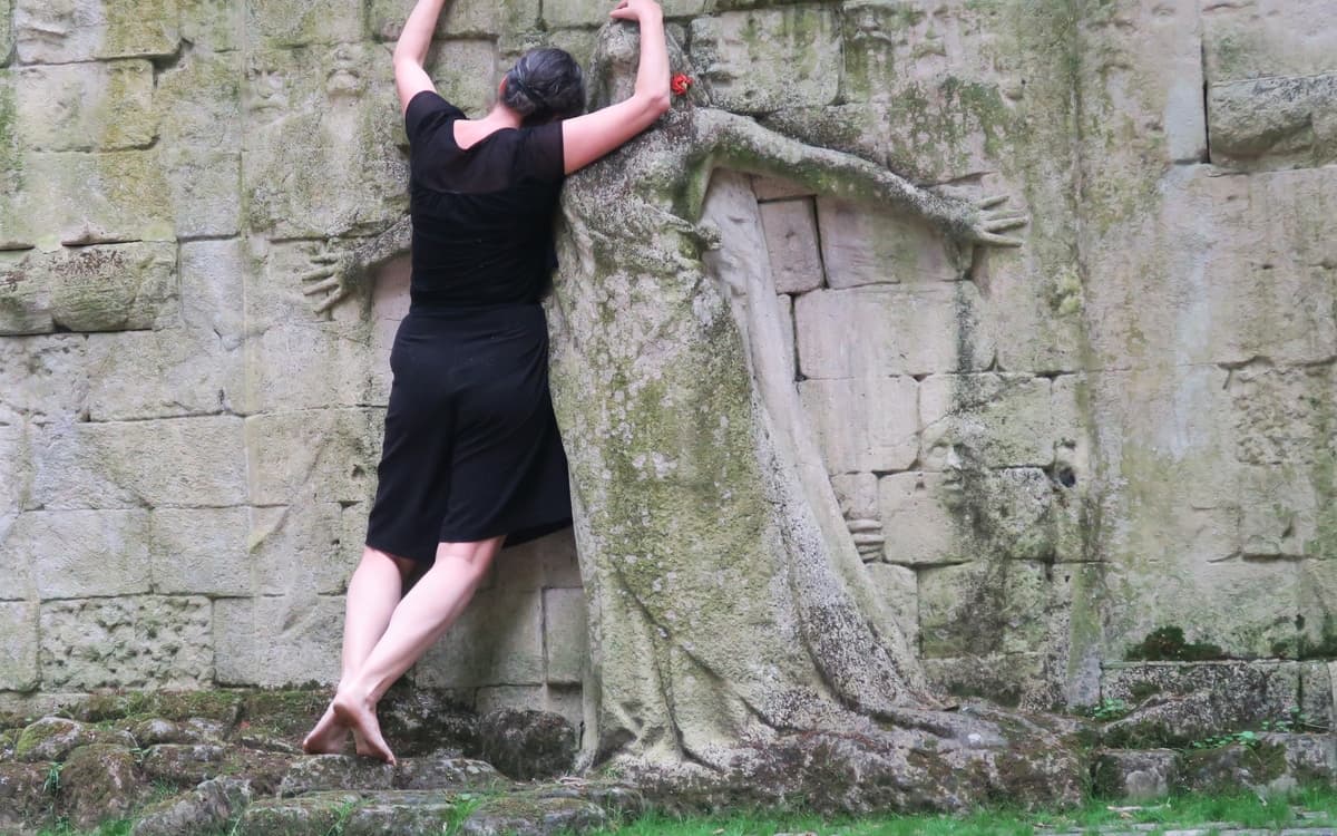 COMM UNE(S) est un solo de 30 minutes qui accompagne le sujet de la lutte des femmes à travers les époques. C’est une danse murmurée en HOMMAGE AUX FEMMES sans nom QUI derrière et devant les barricades, partout dans le monde se sont battues et LUTTENT POUR LA JUSTICE, LA PAIX , LA LIBERTÉ . Après une présentation d'extraits du spectacle, Hélène Courvoisier propose un échauffement dansé et un atelier de recherche créative autour de la gestuelle et la thématique de sa chorégraphie.
