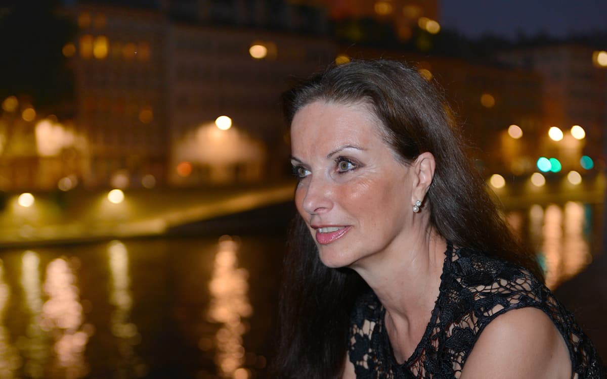 玛丽·舍普费尔在巴黎大皇宫签售