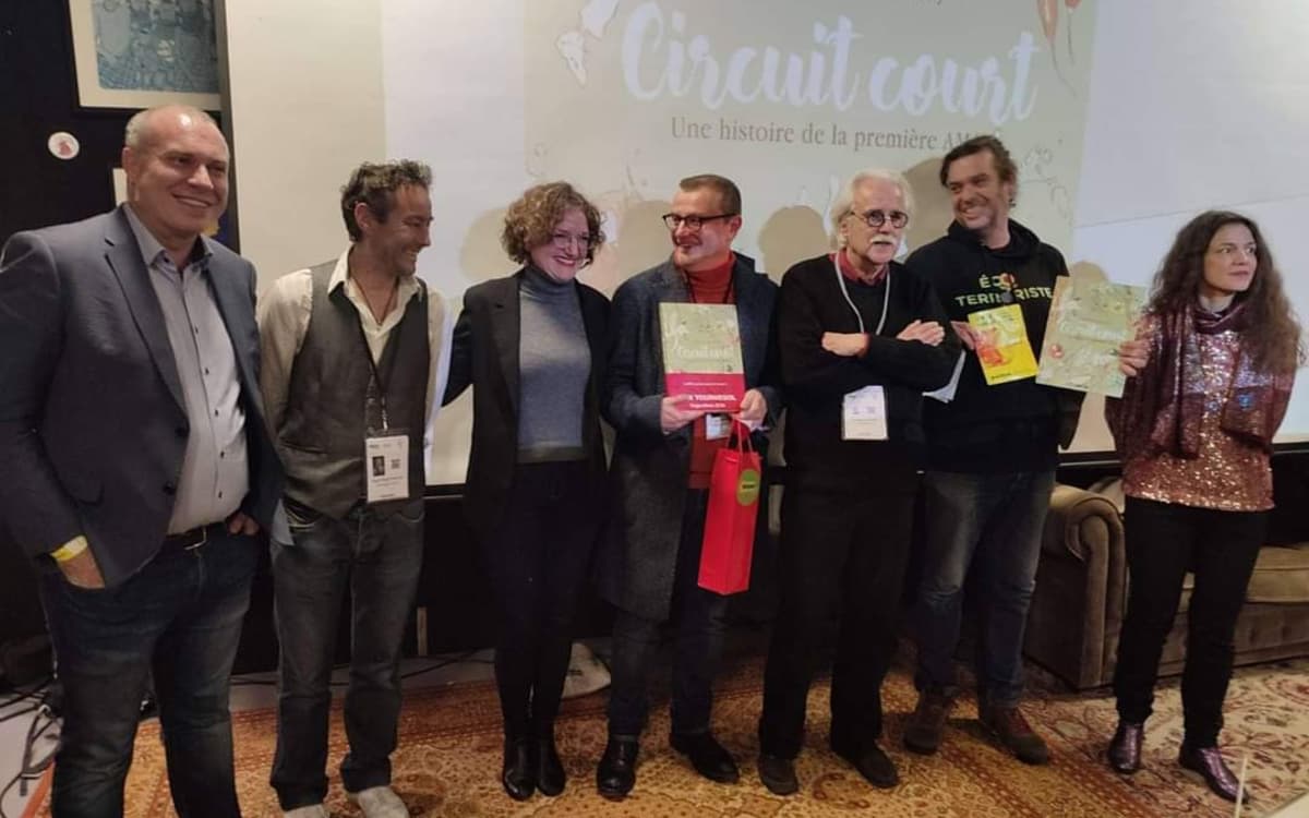 授予Tristan Thil和Claire Malaey的《Circuit court》，评审团成员包括：François Gemène (政府间气候变化专门委员会GIEC)、Christophe Vilain (评论家)、Marie Toussaint (主席)、Sébastien Gnaedig (出版商，代表缺席的获奖者)、Yves Frémion (奖项秘书)、Julien Le Guet (Bassines non merci组织代表)、Marie Bardiaux-Valeinte (作者)。
