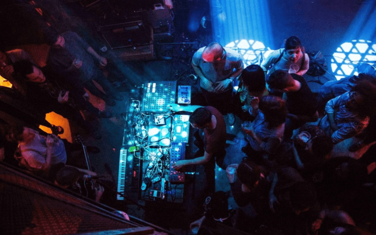 Supersonic酒吧之夜。