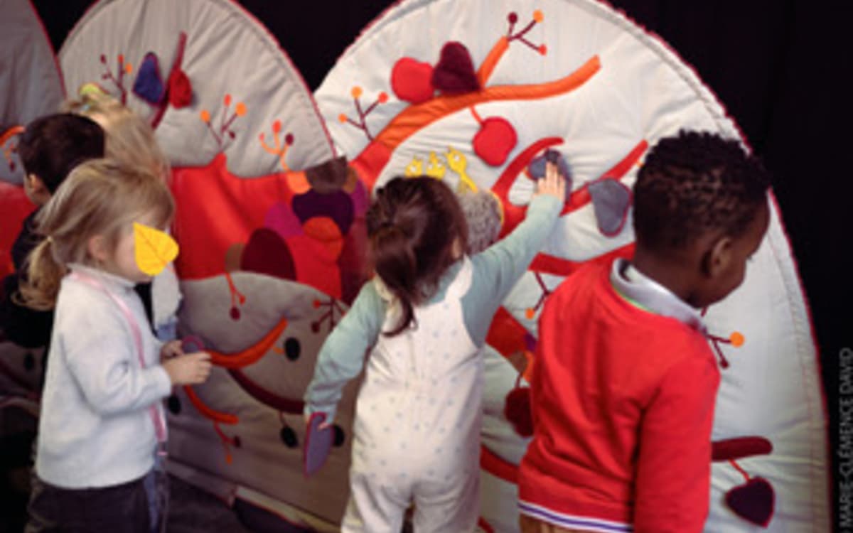 伊利亚·格林绘本剧《我的树和它的花园》