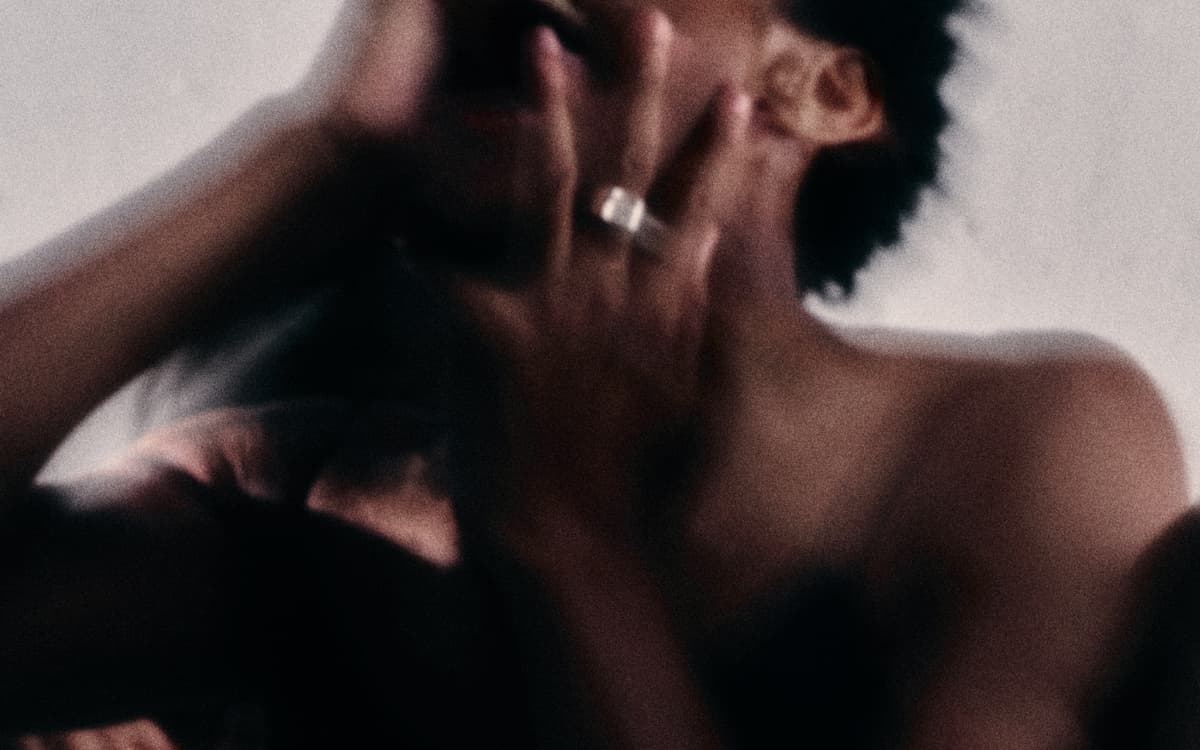 话剧《又一个…》：直面全球恐同症