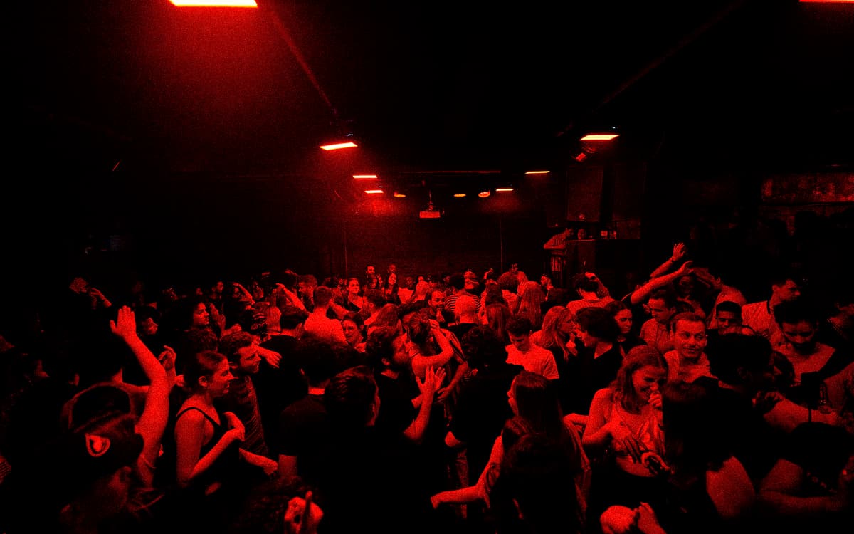 Fervo Fluxo 年度收官之夜：Vhoor、Caio Santos、DJ Bia Marques 齐聚红磨坊机械神殿