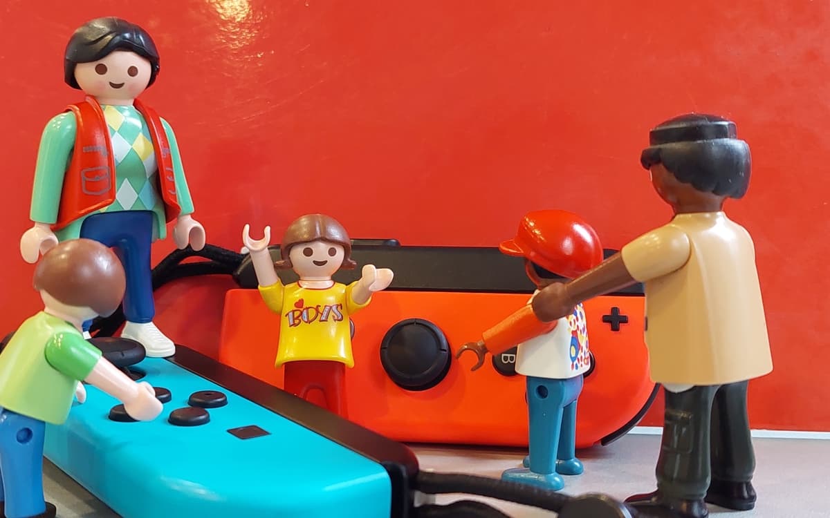 Playmobil玩偶玩电子游戏