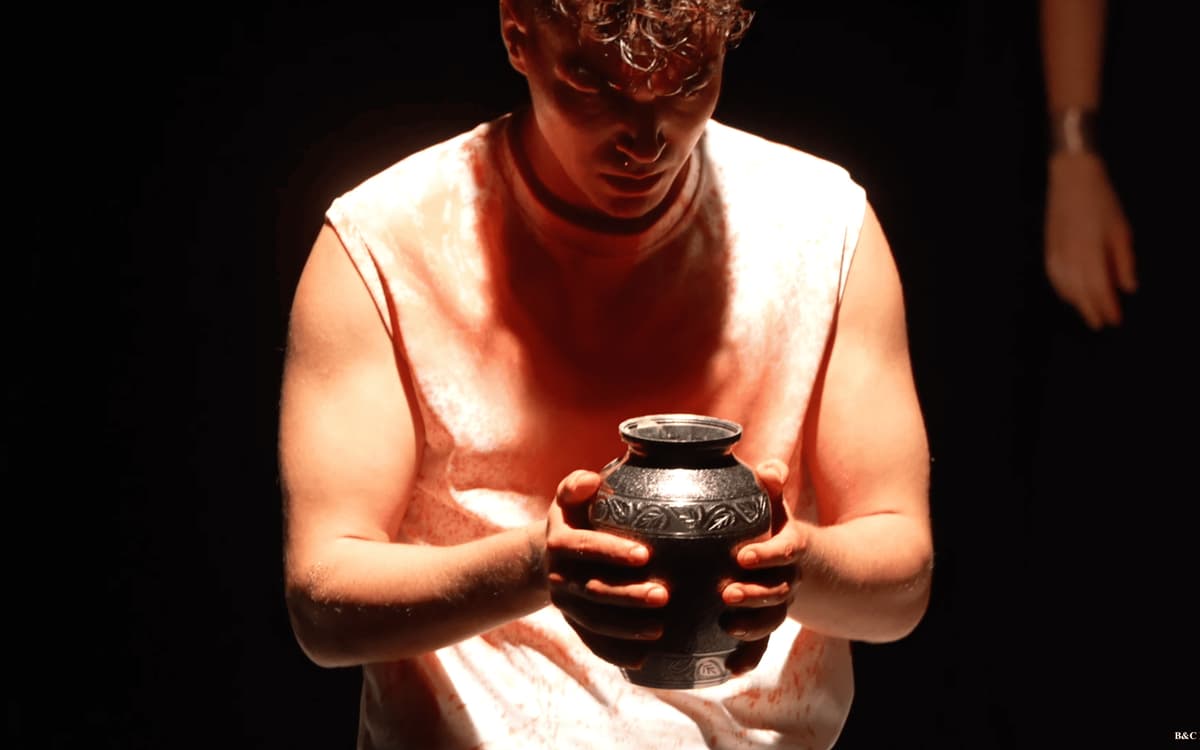 《HUBRIS》：受《伊利亚特》启发的史诗戏剧