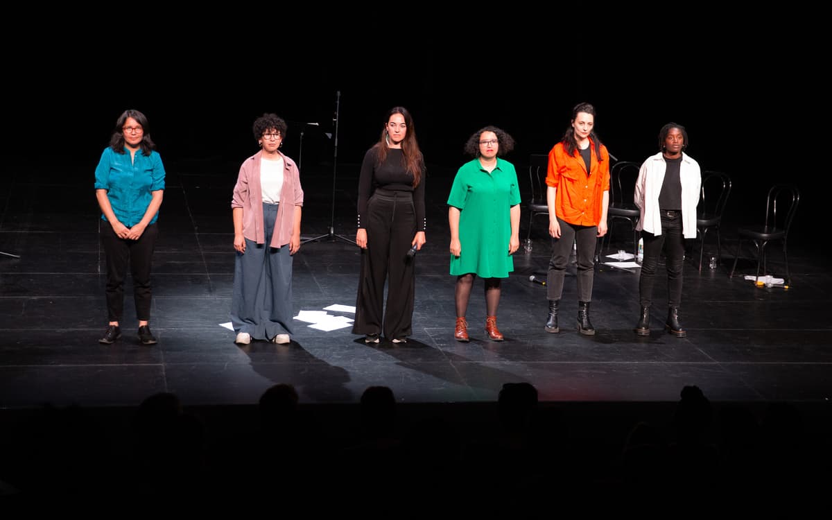 《白灵》由马琳·巴什洛·阮、彭达·迪乌夫、卡里玛·埃尔·哈拉兹、埃西亚·贾伊比、玛丽娜·凯尔切夫斯基、埃米莉·莫内创作