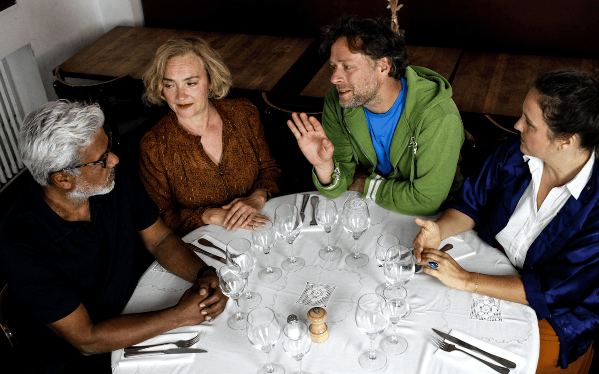 《您允许吗？》：一场辛辣却无伤大雅的家庭喜剧