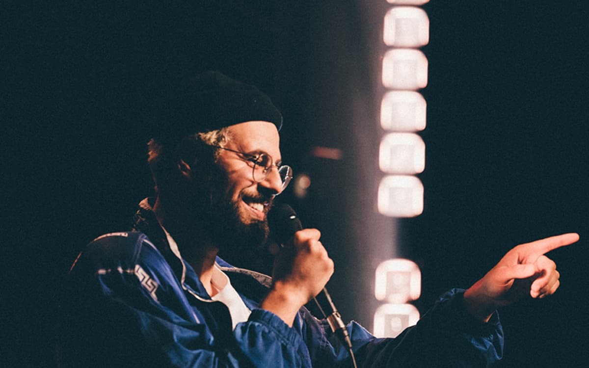 法国喜剧演员哈基姆·杰米利脱口秀《疲惫》：犀利幽默，直击时弊