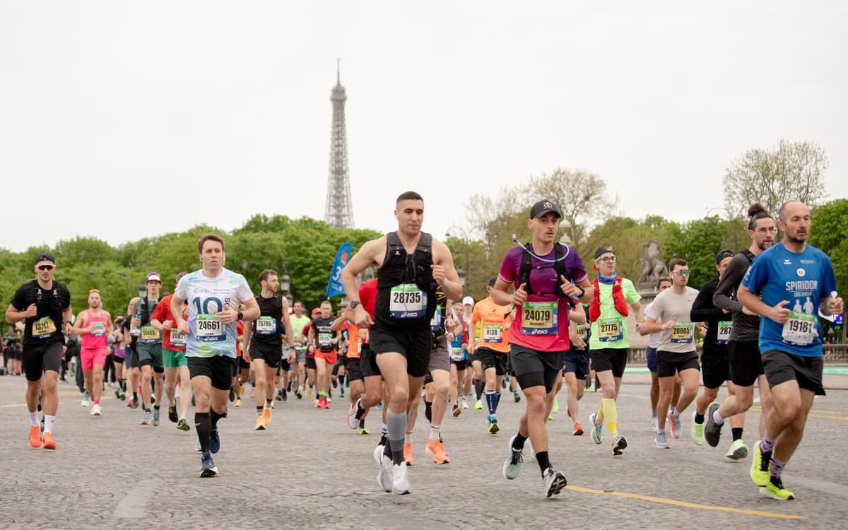 2024年4月7日星期日巴黎马拉松赛上，跑者们经过协和广场，埃菲尔铁塔作为背景。