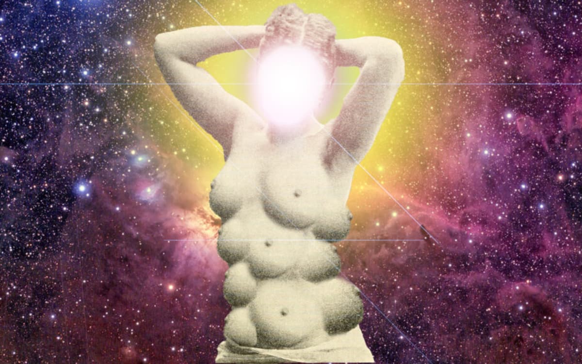 一张迷幻风格的图片，以宇宙星空为背景，勾勒出一位女性的轮廓，其胸部布满乳房。面部特征被强烈的光晕所取代。