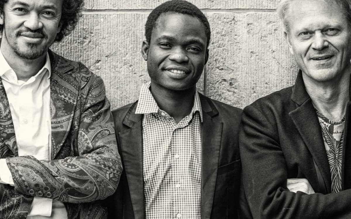 IBIYEWA乐队演奏《华丽星期五》