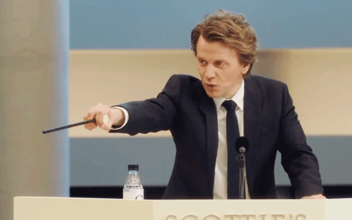 在电影《被盗的画作》中，演员亚历克斯·鲁茨饰演拍卖师。