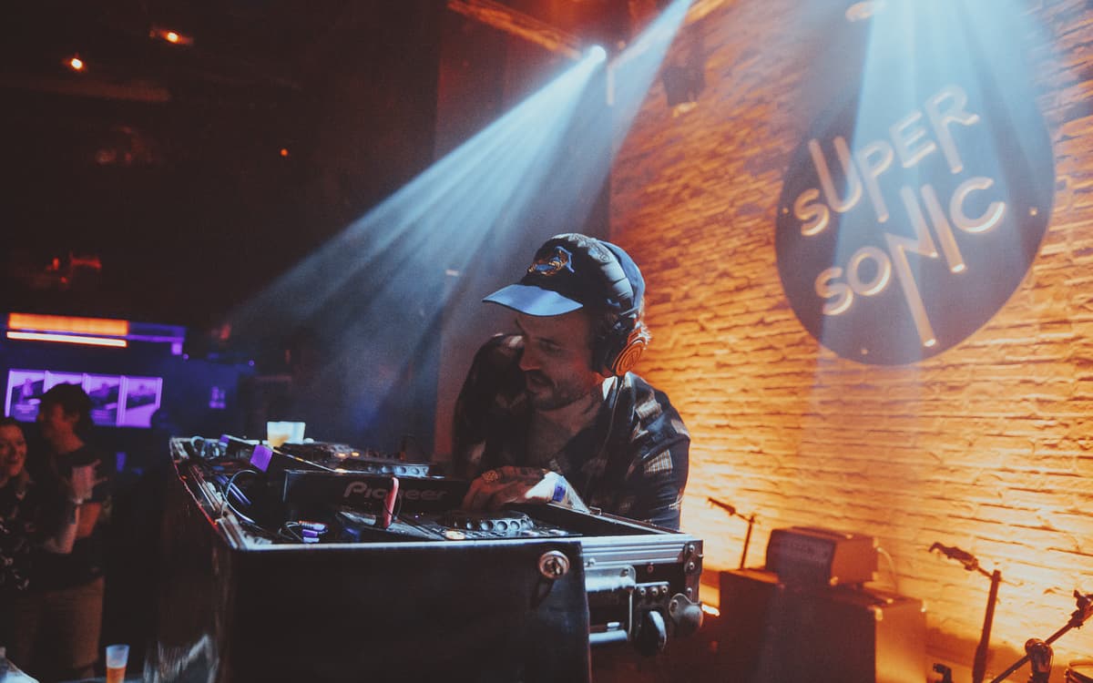 Supersonic酒吧DJ台后的DJ