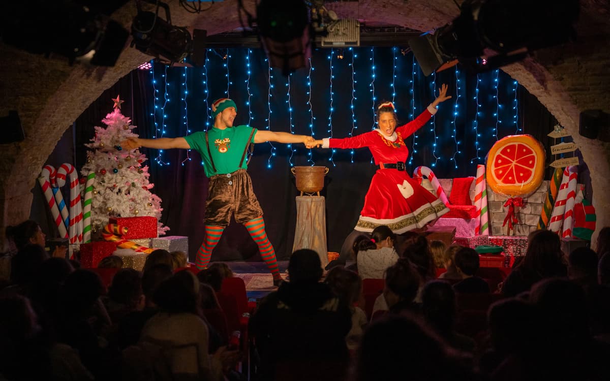 圣诞老人在疯人剧院感冒了