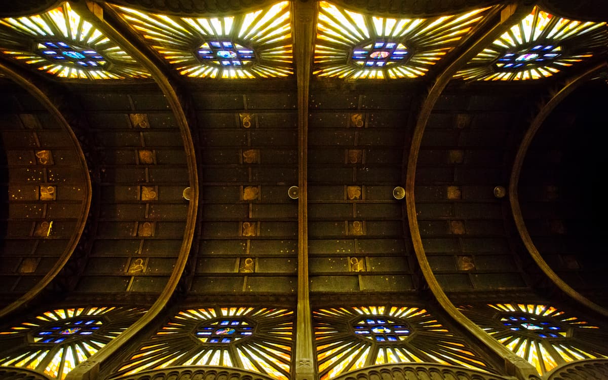 雅维尔圣克里斯托弗教堂：装饰艺术风格与壁画导览