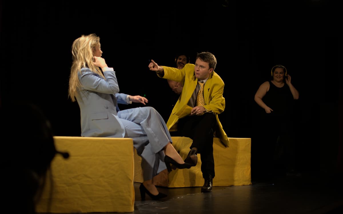 《剁肉刀之战》在疯人剧院上演的喜剧