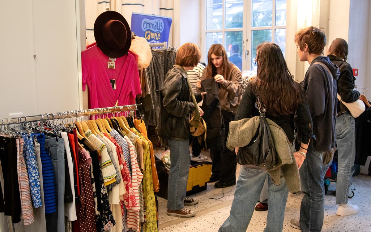 巴黎运河之家慈善义卖:二手时尚与可持续生活
