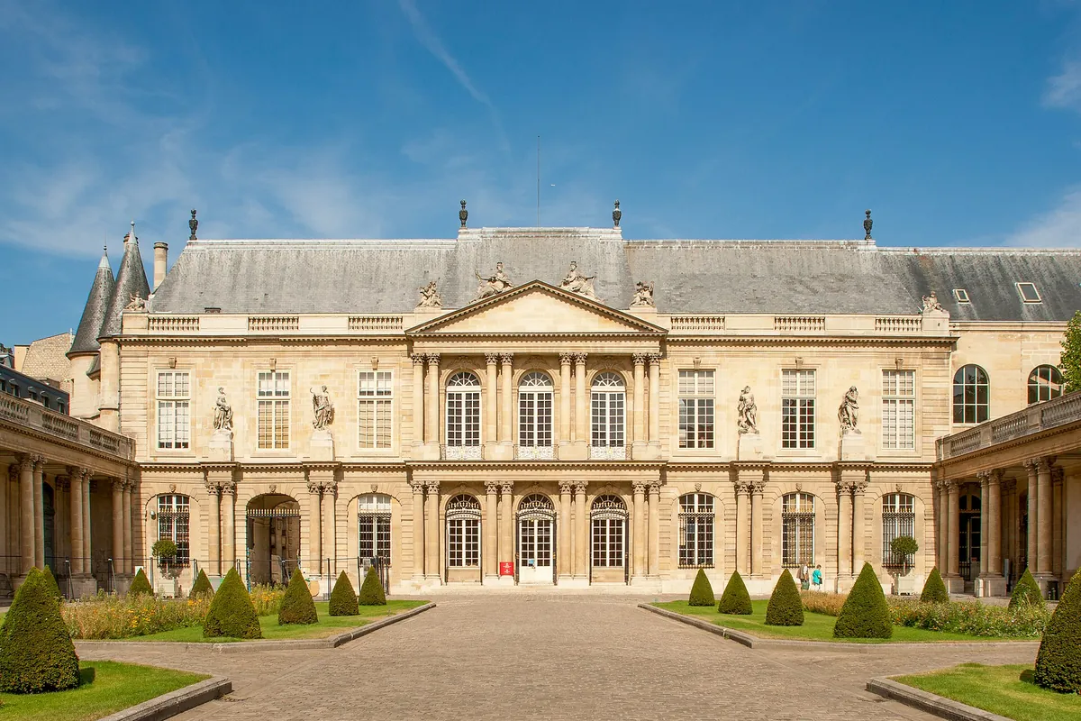 La façade de l'hôtel de Soubise vue depuis la cour