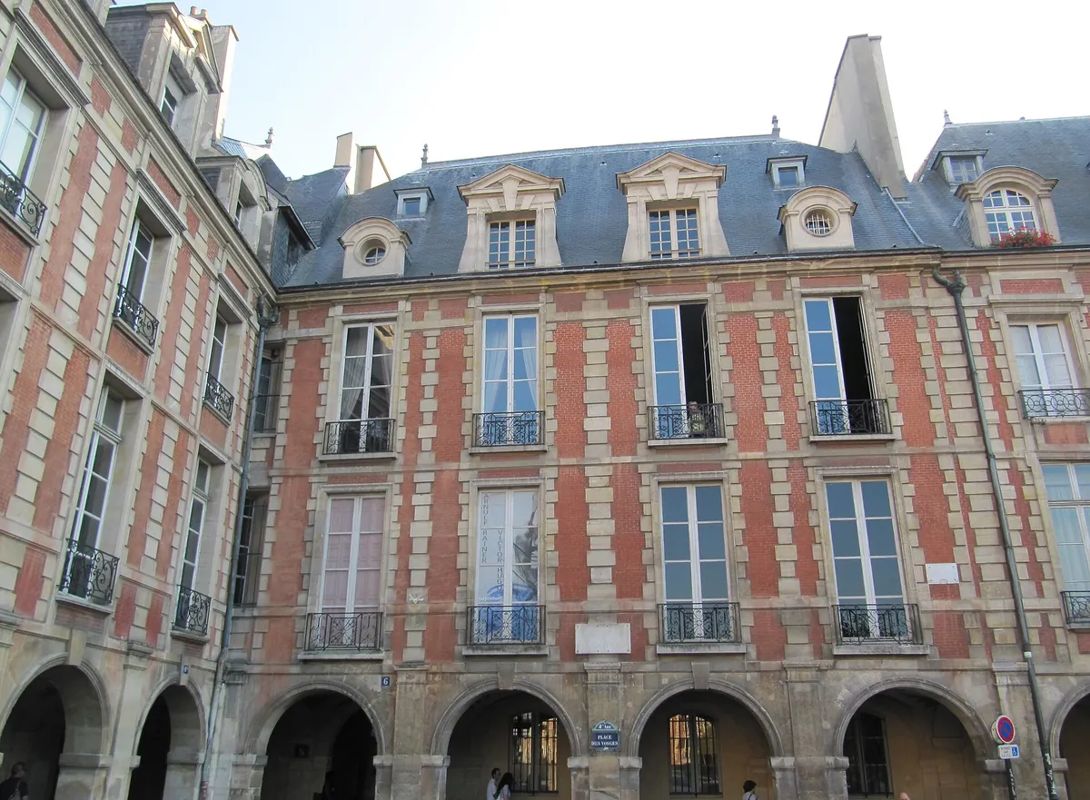 Façade de la maison de Victor Hugo, place des Vosges
