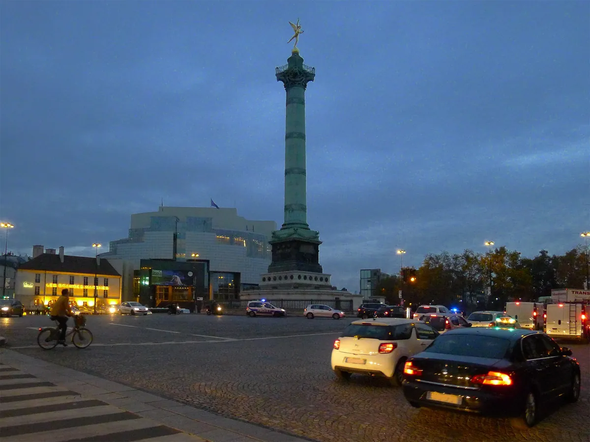 La colonne de Juillet et l'Opéra Bastille à la tombée du jour