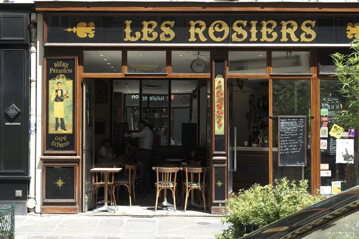 Devanture du café Les Rosiers, rue des Rosiers