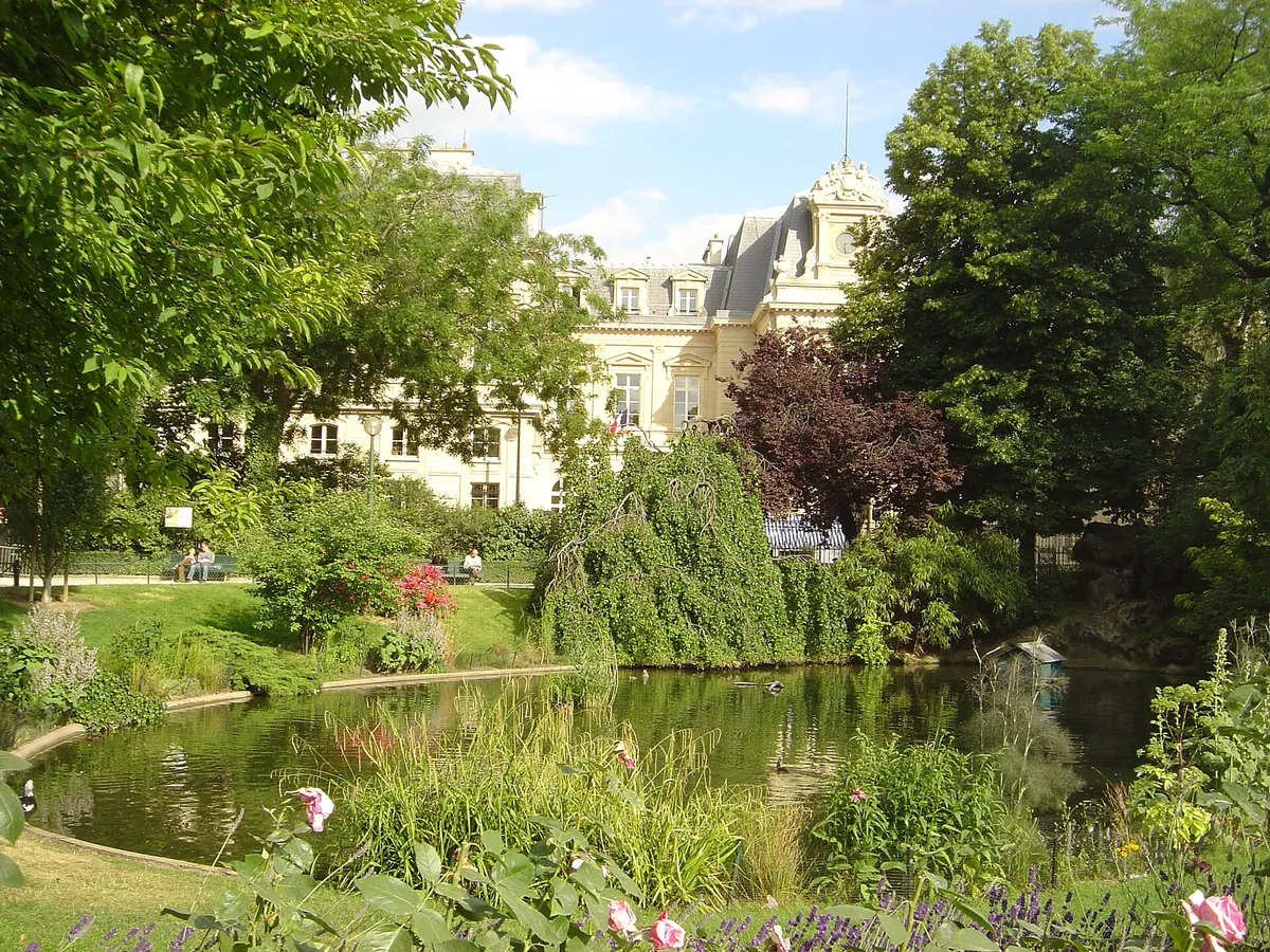 Le bassin et la végétation du square du Temple